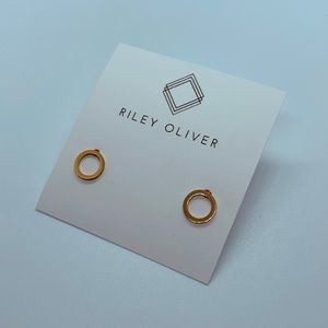 Minimalist gold studs